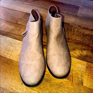 Cute tan booties size 42
